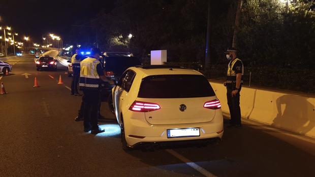 La Policía de Alicante cierra cinco bares y frena cuatro botellones el primer día de restricciones por el Covid-19