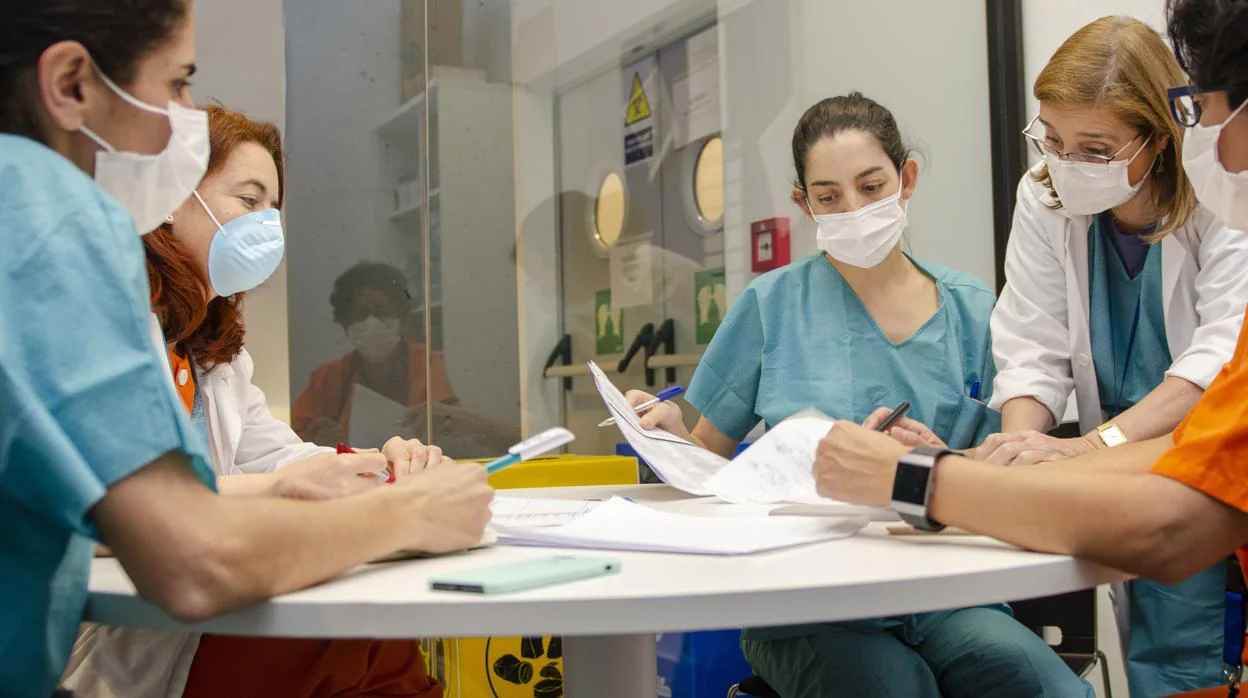 Un equipo de sanitarios en el Laboratorio de Microbiología del Hospital Gregorio Marañón