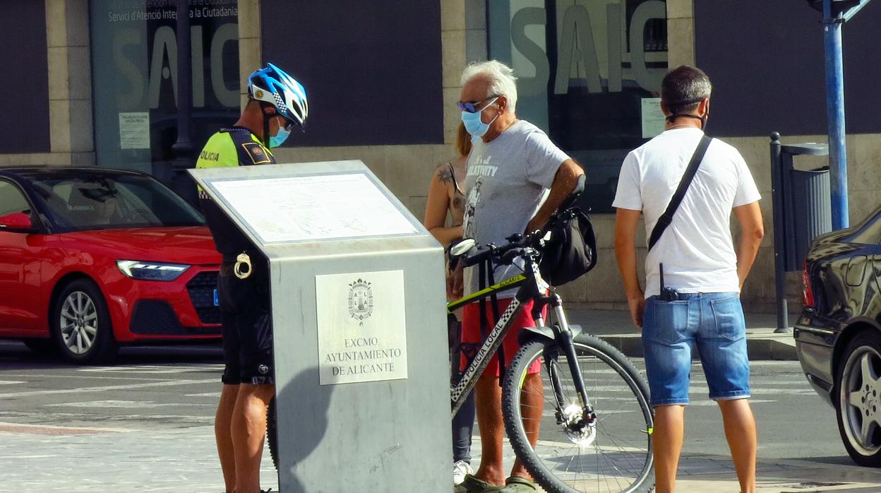 Imagen de la Policía Local en la ciudad de Alicante en su operativo para que se cumplan las medidas de seguridad y sanitarias por el coronavirus