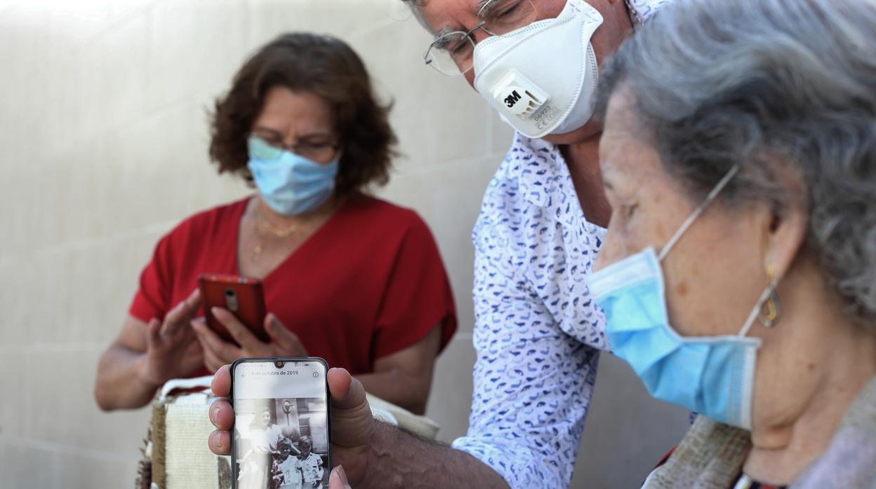 Visita familiar en una residencia de A Pobra do Caramiñal