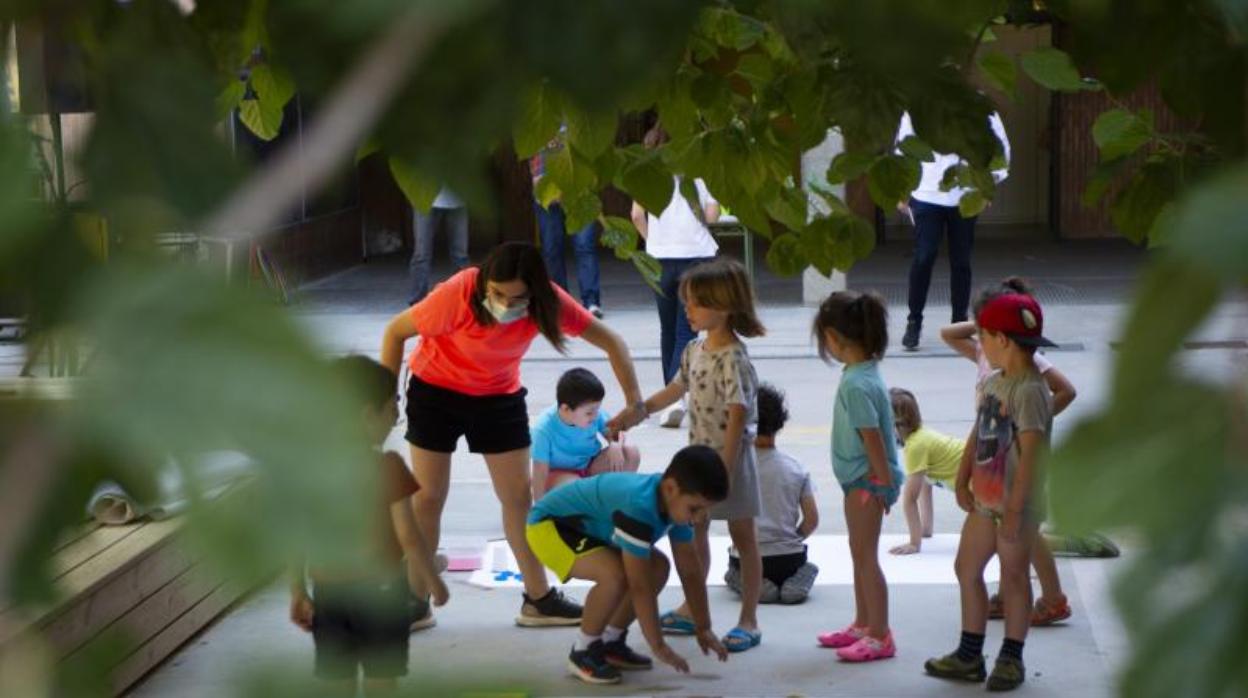 Niños, sin mascarilla este julio en un casal de verano en Barcelona