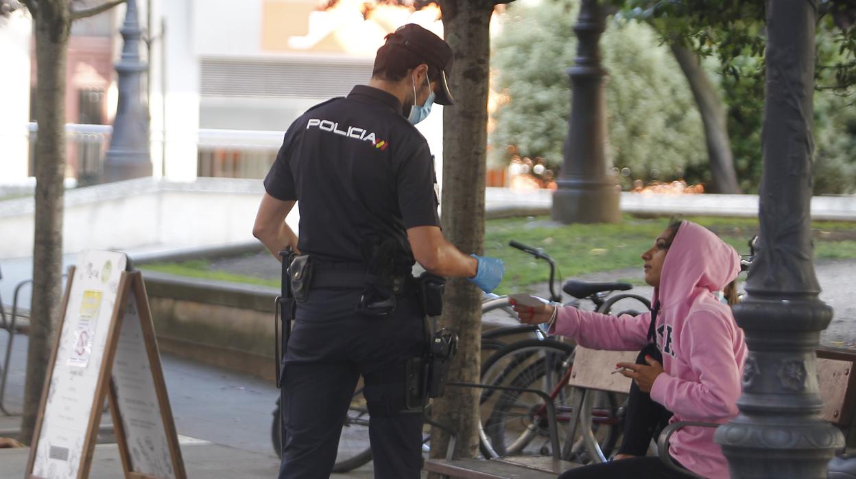 Un agente multa a una mujer que no llevaba mascarilla en La Coruña