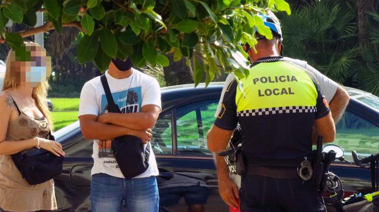 Un agente de la Policía Local de Alicante controlando el cumplimiento de las normas anti-Covid