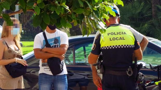 Alicante pone la primera sanción en España por fumar en la calle