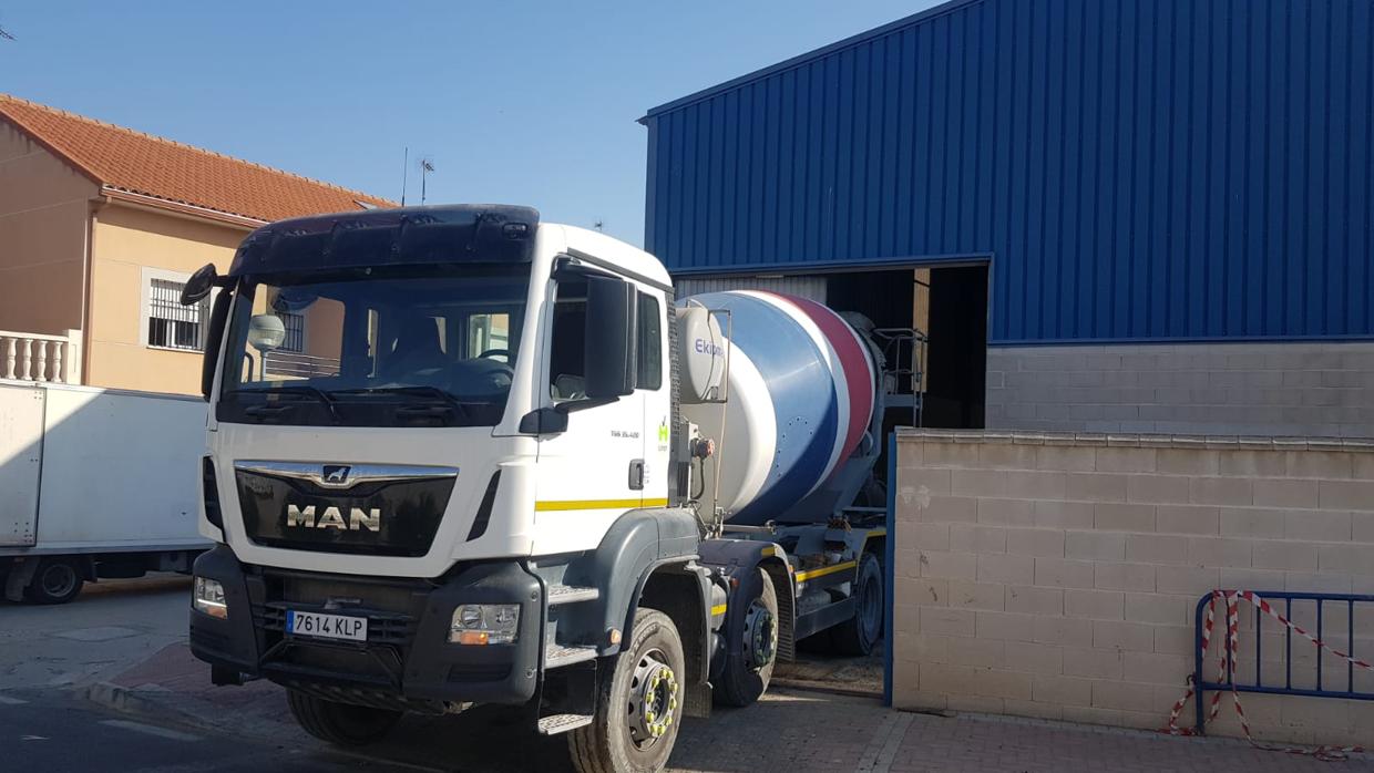 Un camión de Cemex con hormigón deja el material en la nave municipal