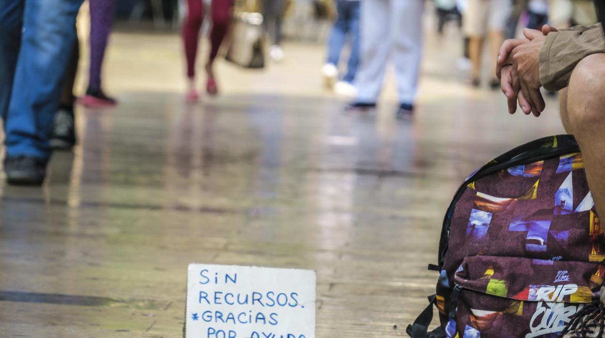 Imagen de archivo de una persona que pide limosna en las calles de Alicante