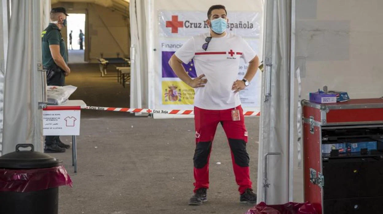 Efectivos de Cruz Roja y la Guardia Civil en la instalaciones de acogida a inmigrantes rescatados en patera en prevención de casos de coronavirus en Aiicante