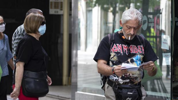 El juez desestima más aclaraciones a la anulación de la orden que prohíbe fumar y espeta a Madrid que él no «cogobierna»