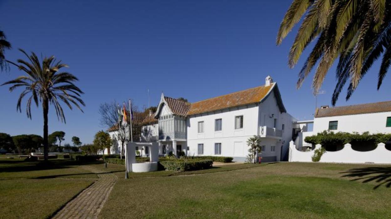 Palacio de Las Marismillas, en Doñana, donde Pedro Sánchez ha pasado el último tramo de sus vacaciones tras pasar una semana en Lanzarote