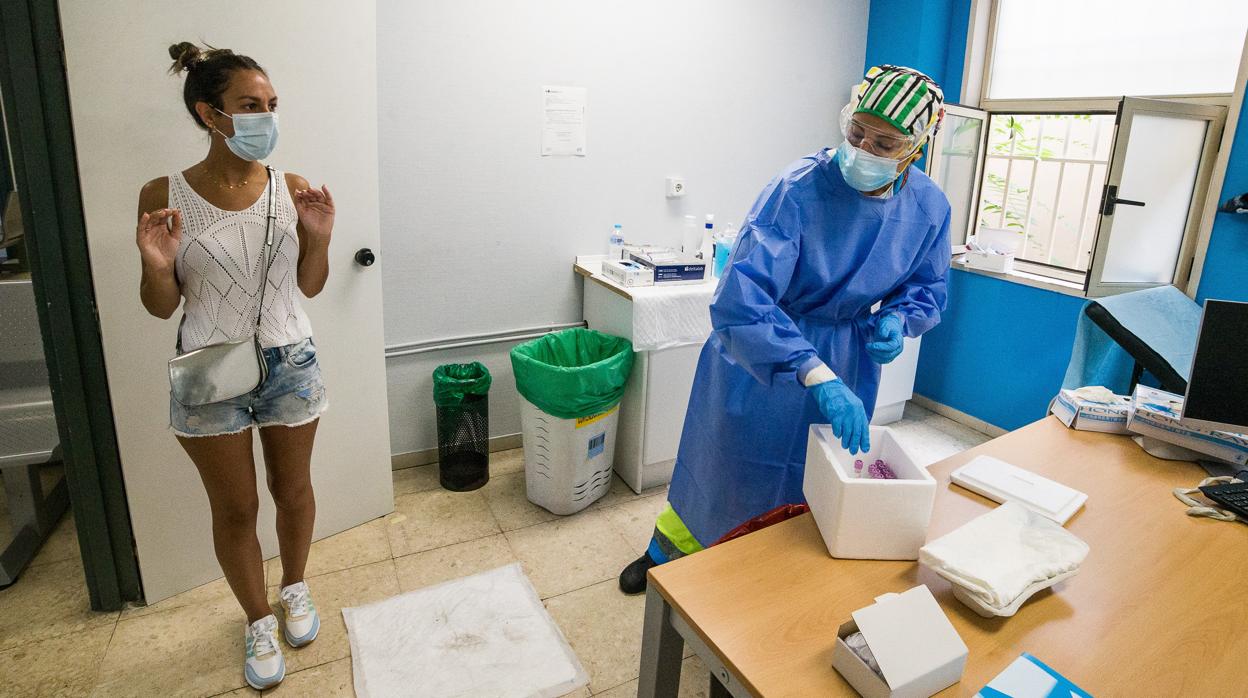 Una mujer se realiza la prueba PCR, este jueves, en el distrito madrileño de Puente de Vallecas