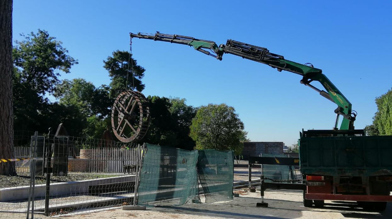 Una grúa traslada las ruedas de la Noria del Huerto del Francés del Retiro para su restauración el pasado miércoles