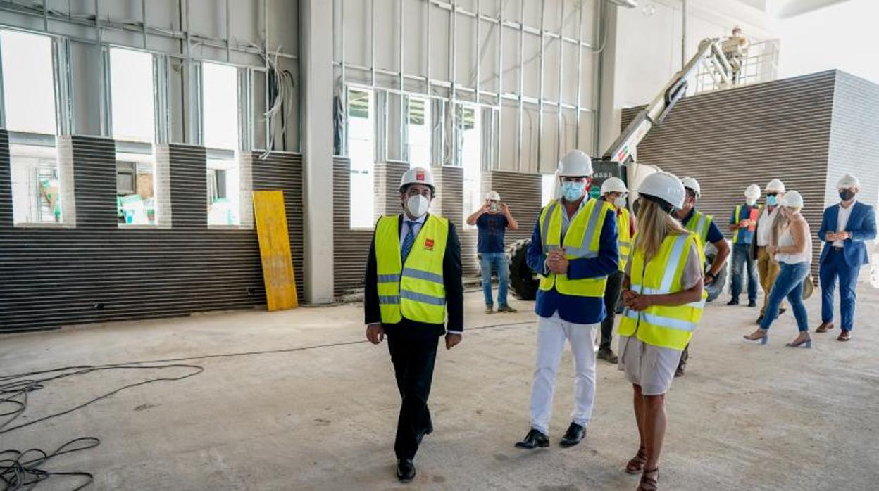 El consejero de Vivienda y Administración Local de la Comunidad de Madrid, David Pérez, visita en el municipio de Cubas de la Sagra