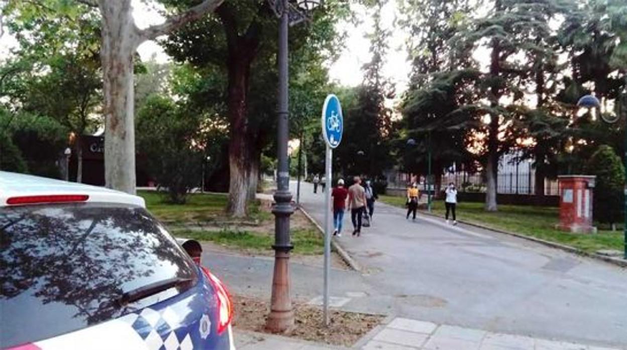 Coche de la Policía Local de Ciudad Real en el parque Gasset de la capital ciudadrealeña