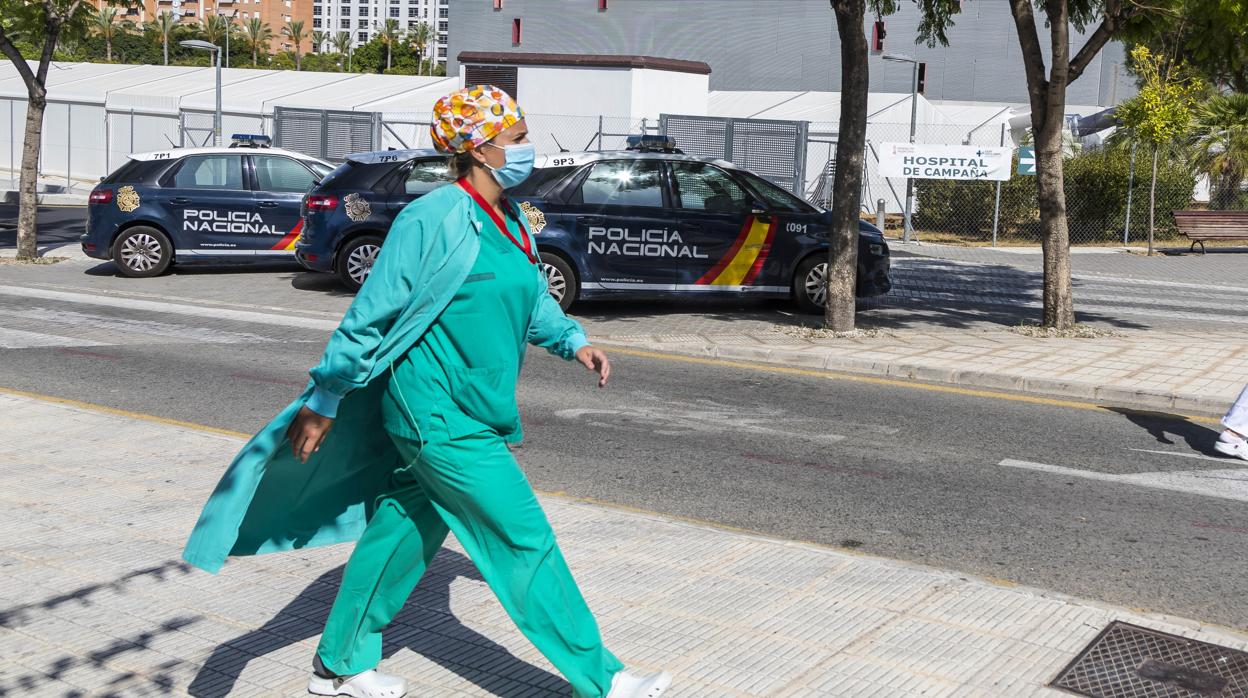 Sanitarios y Policía vigilan el hospital de campaña para la acogida de inmigrantes llegados en patera en Alicante