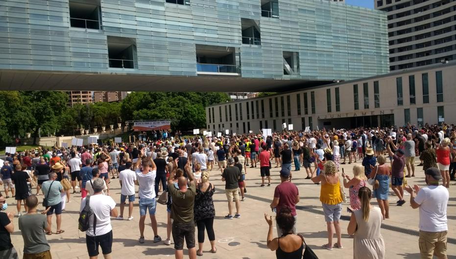 La hostelería de toda España protesta ante las restricciones al ocio por coronavirus en Benidorm