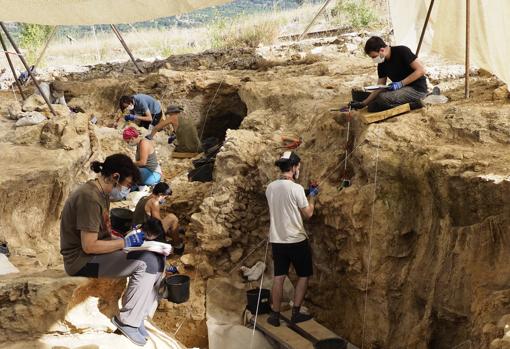 Mascarillas y gel hidroalcohólico en el Valle de los Neandertales de Madrid