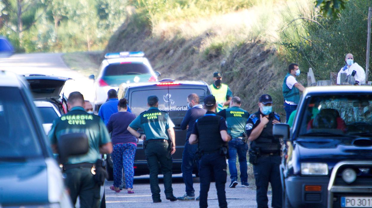 Imagen de la Guardia Civil en los alrededores de la vivienda donde se encontraron los cadáveres