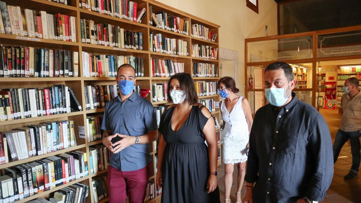 Ana Muñoz, este lunes, durante una visita a la biblioteca de Torrijos