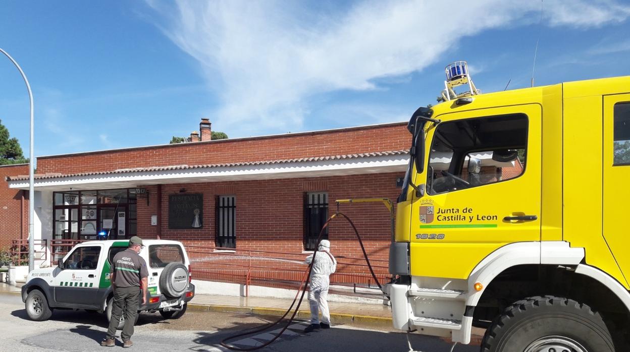 Labores de desinfección en Cantalejo (Segovia), aislada desde el sábado por la alta incidencia del Covid-19