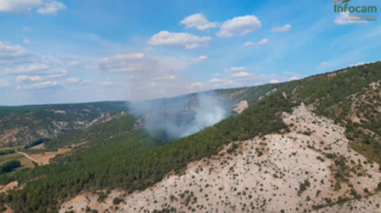 Imagen del incendio declarado este lunes en El Recuenco (Guadalajara)