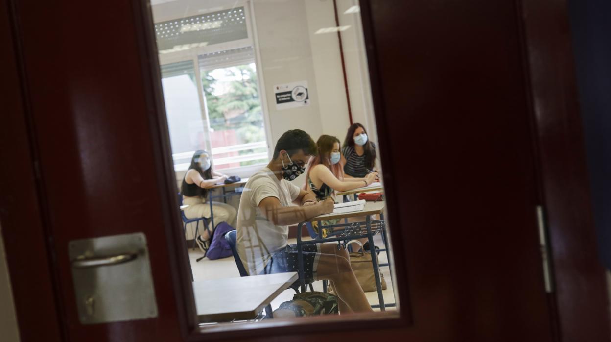 Alumnos de bachillerato, los últimos en pisar las aulas desde el inicio de la pandemia