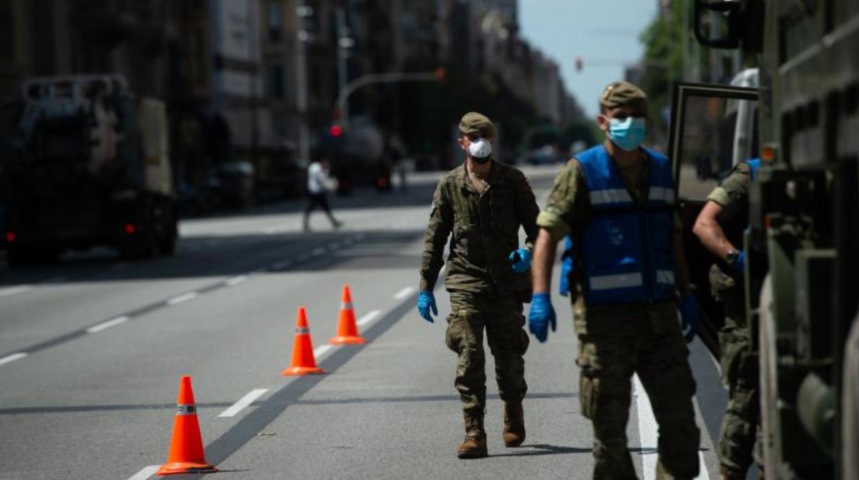 Militares proceden a desinfectar una residencia geriátrica