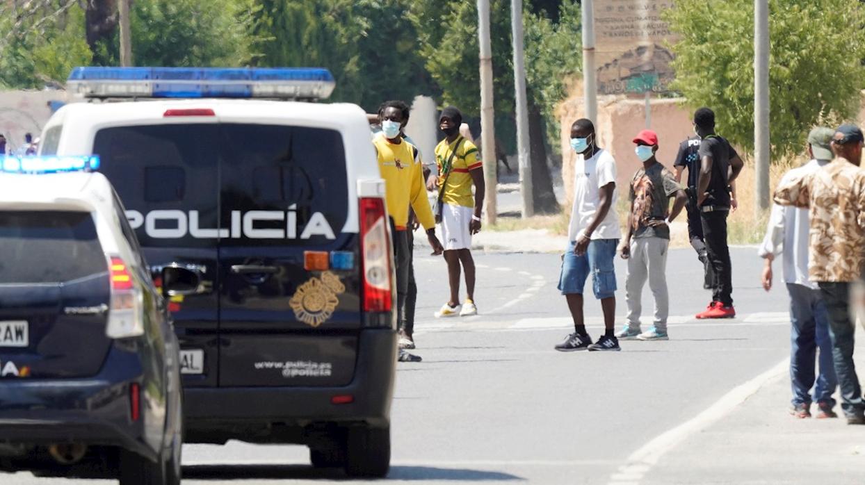 Vehículos de la Policía Nacional, en la zona del asentamiento de temporeros en Albacete