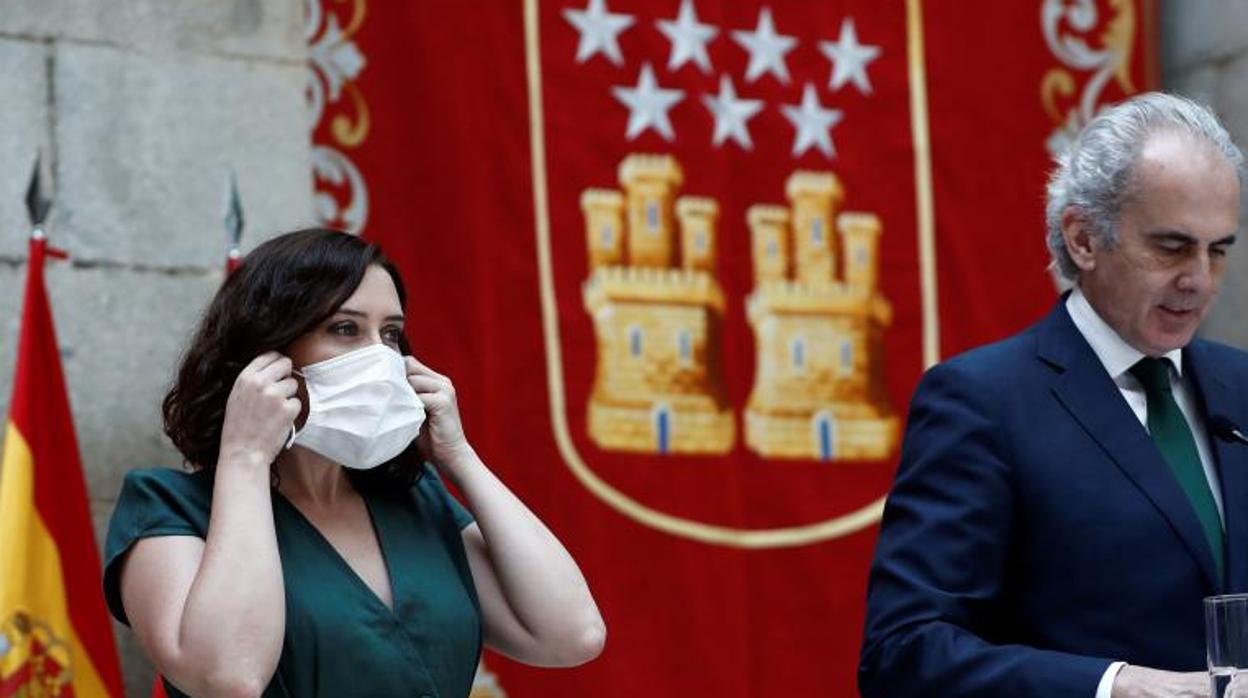 Isabel Díaz Ayuso y Enrique Escudero en la Real Casa de Correos, sede de la Comunidad de Madrid