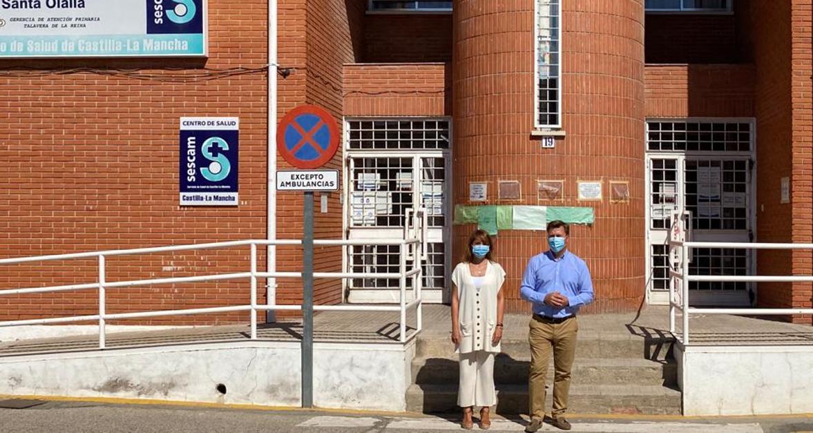 Pedro Congosto a las puertas del Centro de Salud de Santa Olalla