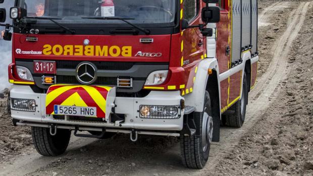 Los bomberos sierran un anillo atascado en el pene de un hombre