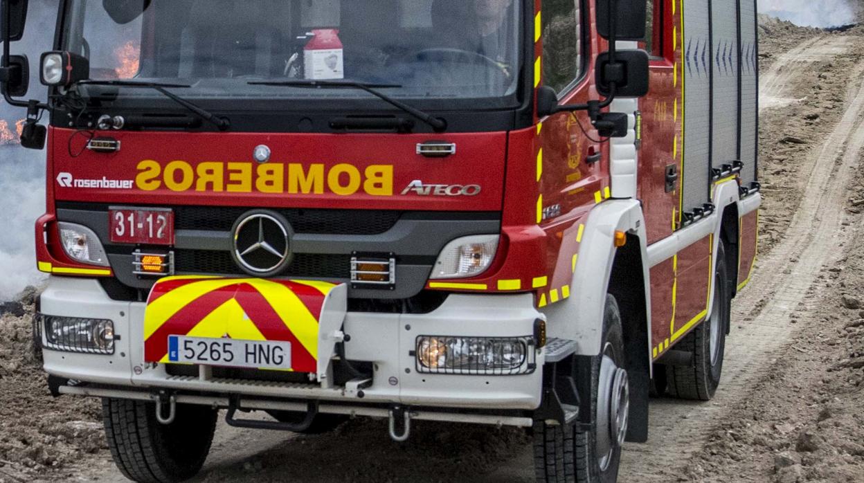 Los bomberos de Teis acudieron al Álvaro Cunqueiro para serrar el anillo con herramientas especiales