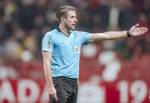 El colegiado Díaz de Mera, durante un encuentro de la Segunda División