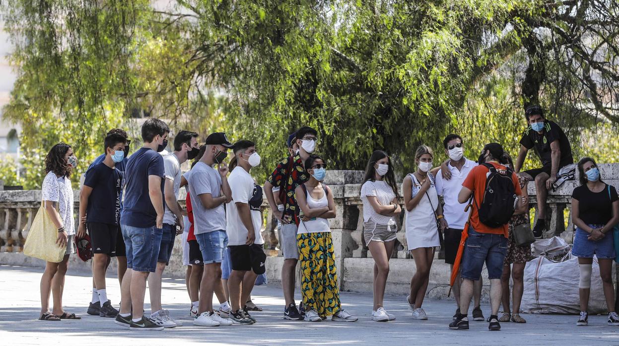 Un grupo de jóvenes con mascarilla en la ciudad de Valencia