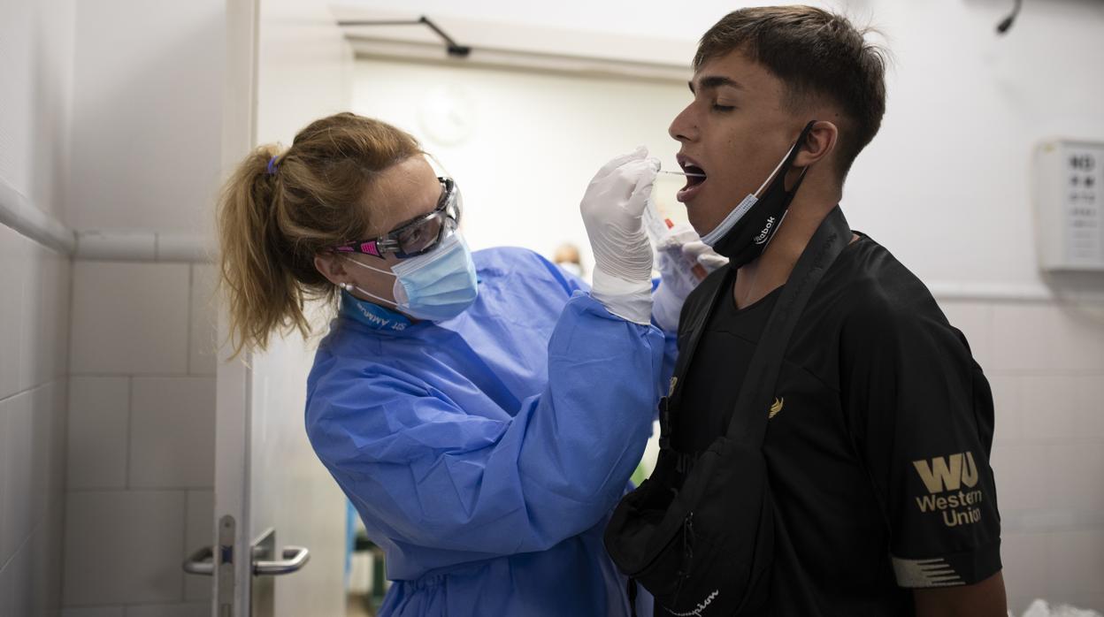 Un joven se somete a una prueba PCR, la semana pasada, en el distrito madrileño de Villaverde