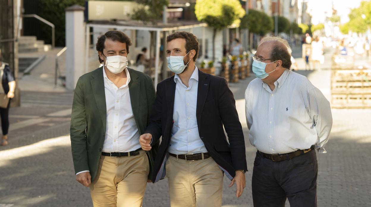 Alfonso Fernández Mañueco, Pablo Casado y Juan Vicente Herrera pasean por las calles de la localidad abulense de Las Navas del Marqués