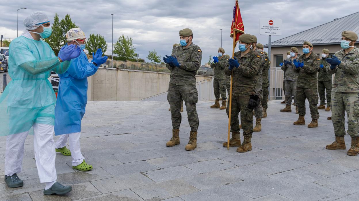 Homenaje entre militares y sanitarios durante la pandemia de,l Covid-19