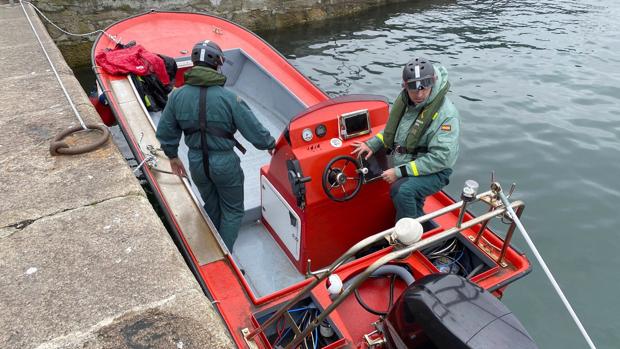 Fallece un tripulante de una planeadora al chocar contra una batea