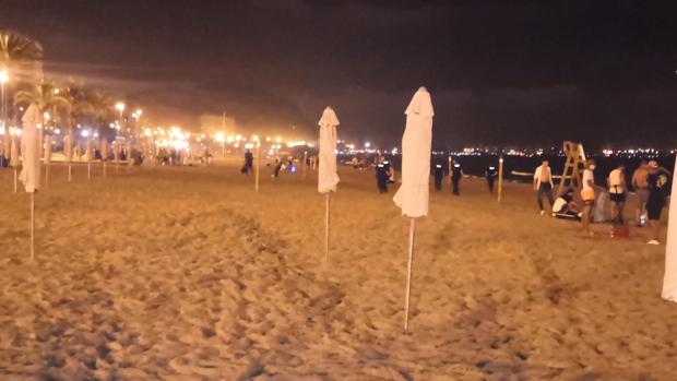 Desalojan de madrugada a 200 jóvenes de una playa de Alicante con un cadena humana de policías