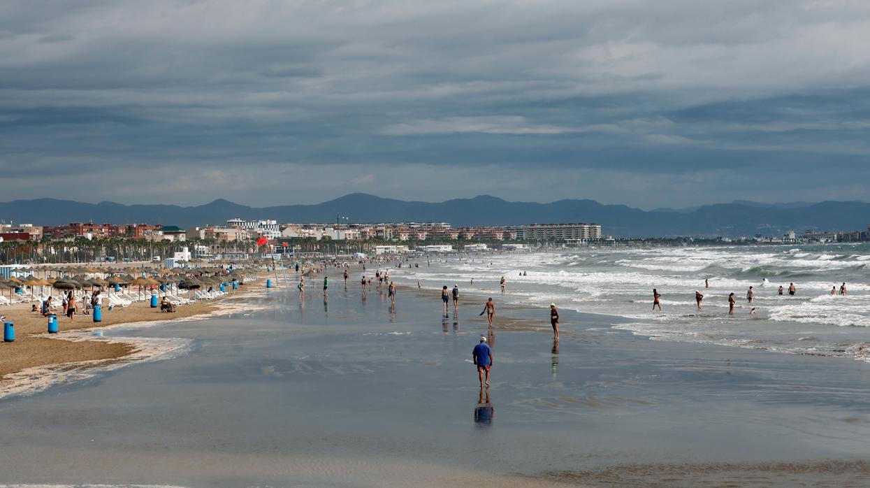 La bandera roja ondea hoy en la playa de la Malvarrosa de Valencia