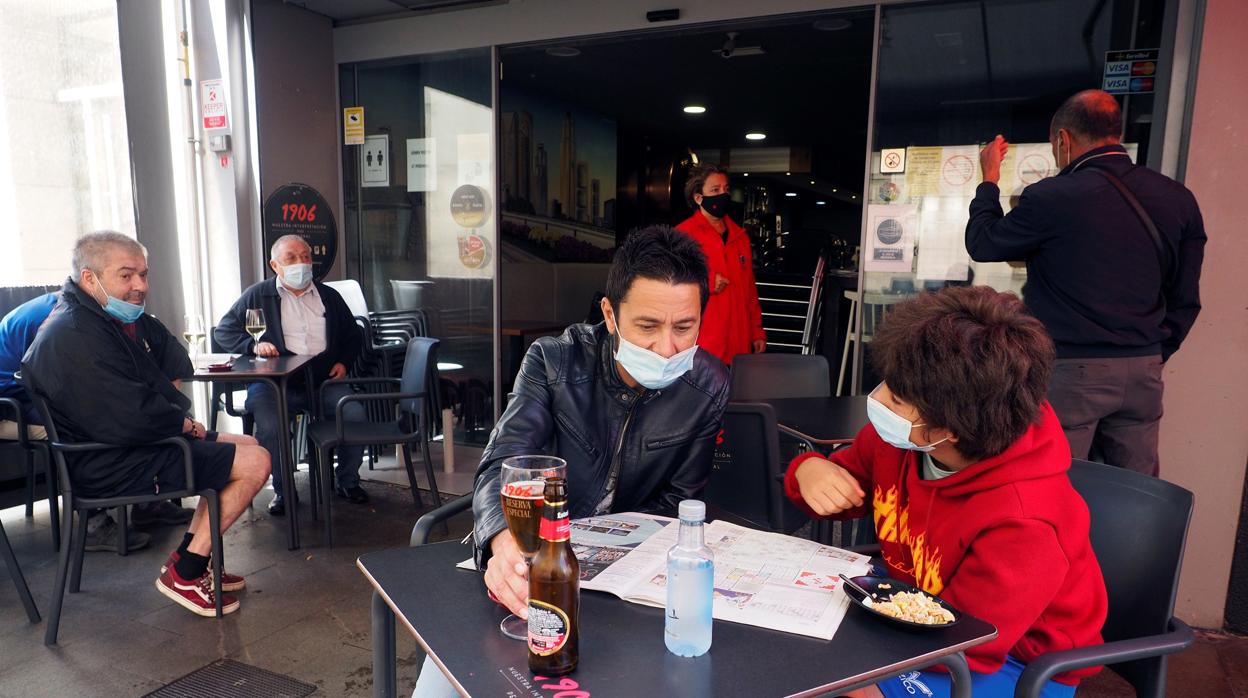 Clientes en una terraza de Lugo