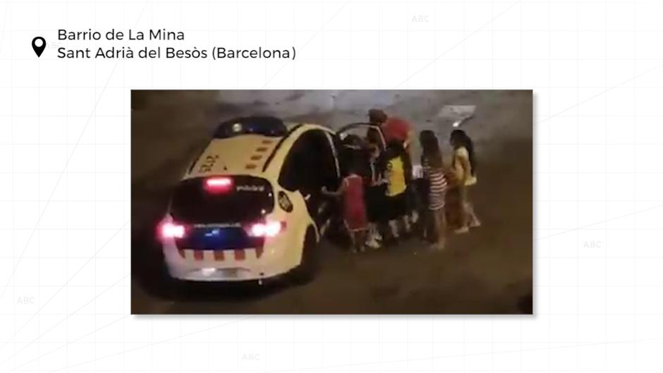 Un vídeo muestra a un mosso dando paseos a varios niños en el vehículo policial