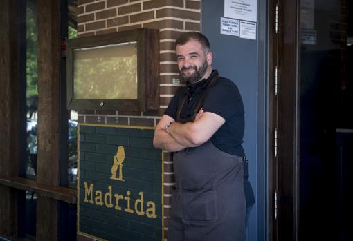 Dan Nicolae, propietario de Madrida, en la entrada de su local