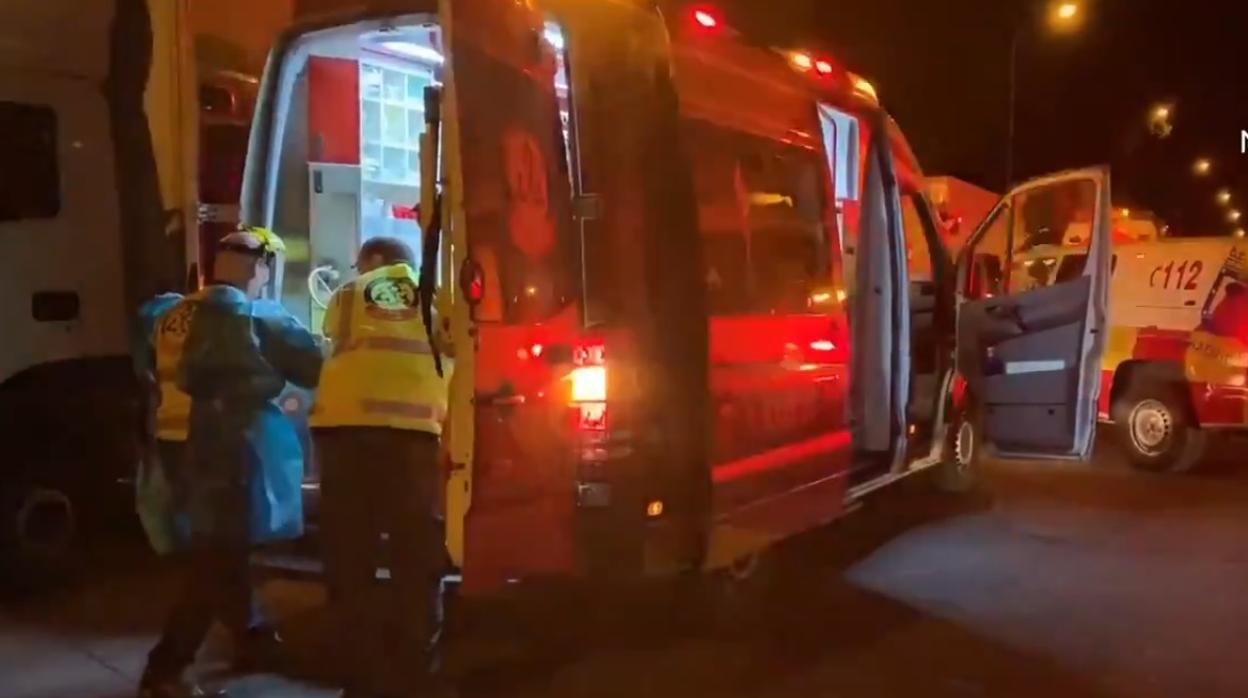 Sanitarios de Emergencias Madrid, ayer, en el lugar de la reyerta