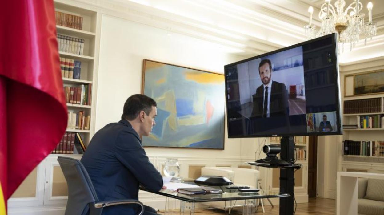 El presidente del Gobierno, Pedro Sánchez, durante una videoconferencia con el presidente del Partido Popular, Pablo Casado, en una ronda de partidos en torno a los Pactos de la Moncloa