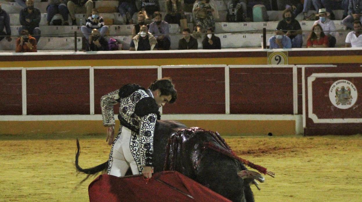 José Garrido en un derechazo ayer en la corrida de toros de Añover de Tajo