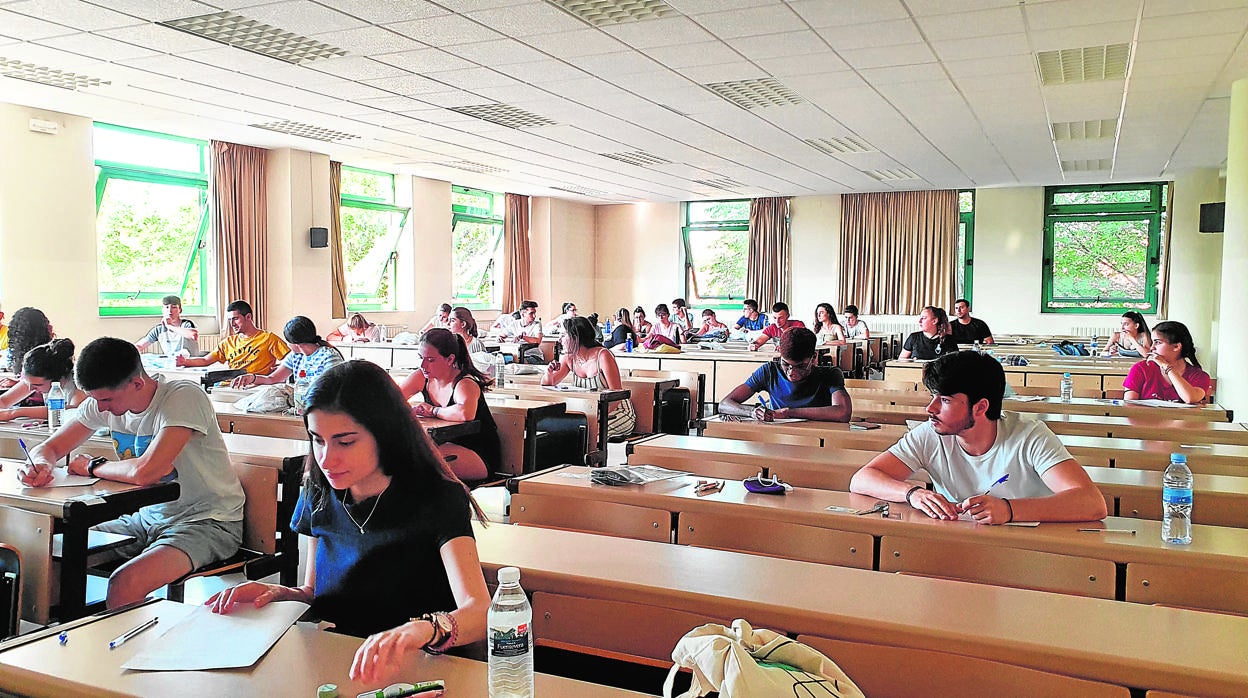 Los alumnos del IES Conde Lucanor de Peñafiel (Valladolid) durante las pruebas de la EBAU una vez que pudieron quitarse las mascarillas para el examen