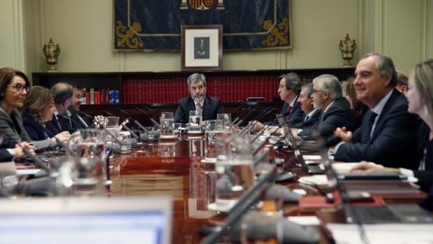 Fiscales avisan de que ningún poder del Estado puede incumplir la ley que obliga a renovar las instituciones