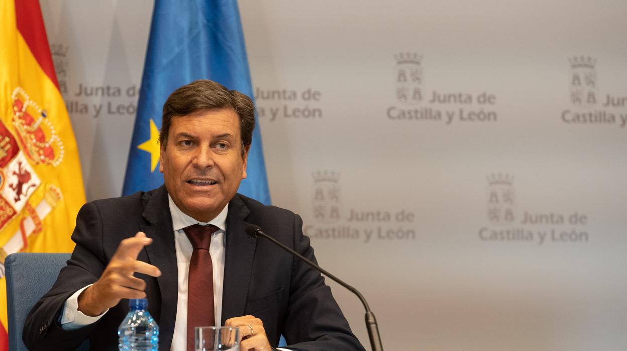 El consejero de Economía y Empleo, Carlos Fernández Carriedo, durante la rueda de prensa