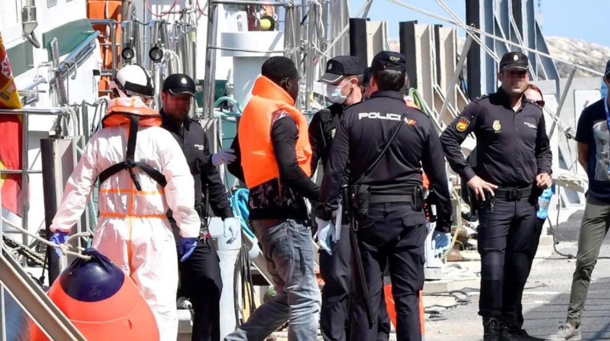 Agentes atienden un desembarco de inmigrantes en Almería