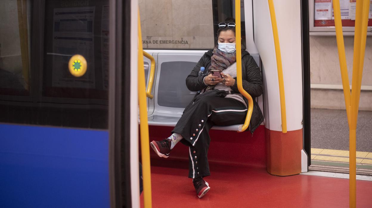 Una mujer en un tren de Metro, el pasado abril